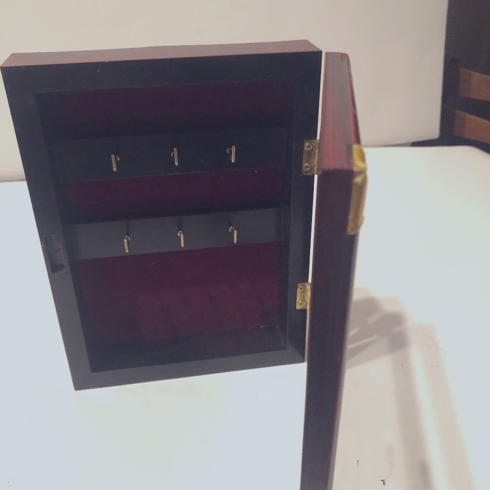 Always losing your keys? Here is a little cabinet to hang you keys in- used